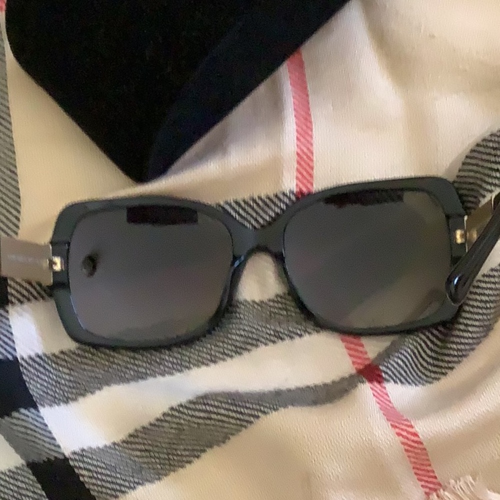 Burberry Sun glasses 🖤🖤🖤 - Picture 5 of 6
